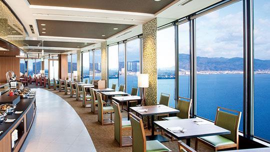 ホテル最上階38Fにあるレストラン。目の前に日本最大の滋賀の湖≪琵琶湖≫を一望しながら、滋賀のこだわり食材で彩られたフランス料理で二人の大切なプロポーズを演出してくれます。プロポーズという特別な時間に特別な料理に舌鼓をうちながら至福の時を過ごすことができます。
