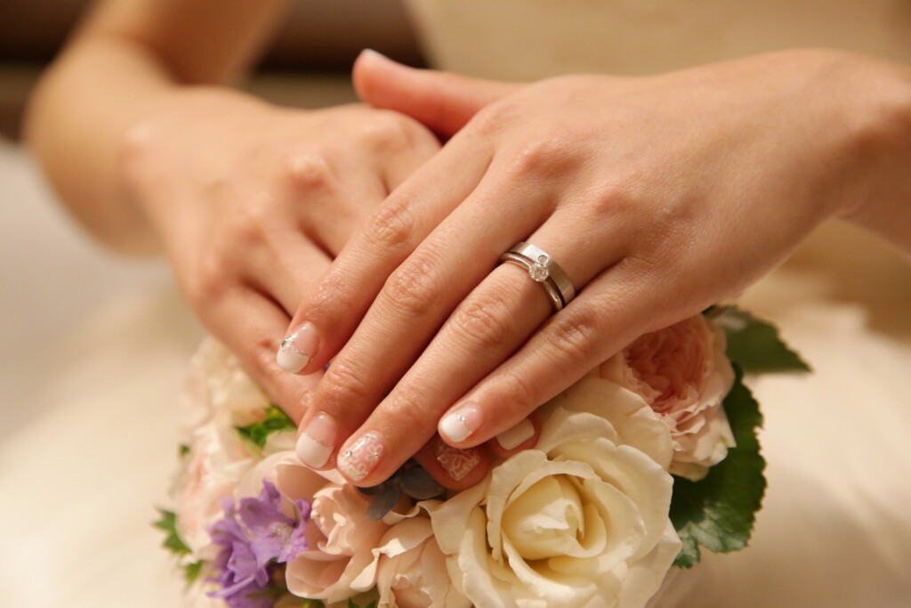 婚約指輪と結婚指輪を重ね付けした手元